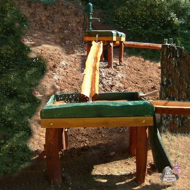 Wasser Spielplatz für Kinder mit Holzrinnen und Matschtischen - Wasserspielanlage Nele