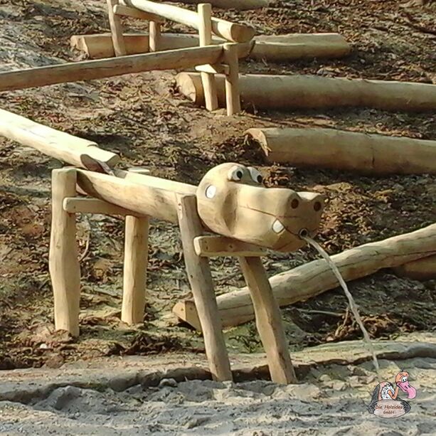Wasserspiel aus Holzrinnen für Kinder mit Drachenkopf als Wasserspeier - Wasserspielplatz Drachenkopf