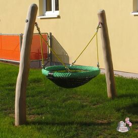 Nestschaukel fr Kleinkinder befestigt an Stmmen aus...