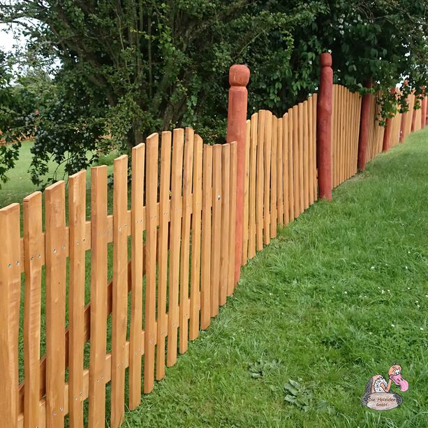 Bretterzaun aus Holz für den Garten mit geschnitzten Pfosten - Zaun Wuschel