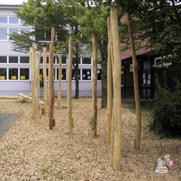 Spielgert fr den Outdoor Spielplatz aus Stmmen mit Stelzen - Stelzenpfad / 8 Pfosten