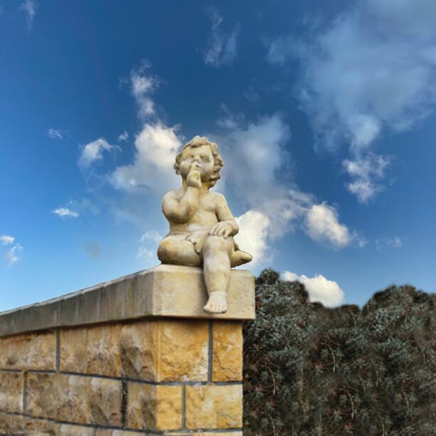 Steinguss Statue mit Putte und leise Zeichen zum Hinsetzen - Natalie