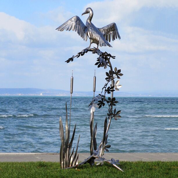 Komoran Vogelfigur sitzt auf Schilf - Metallskulptur aus Handarbeit - Komorona