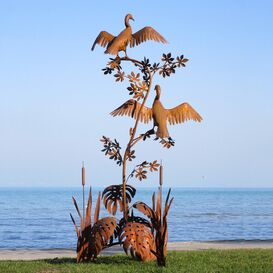 Komoranpaar aus Metall sitzt im Schilf - Skulptur aus...