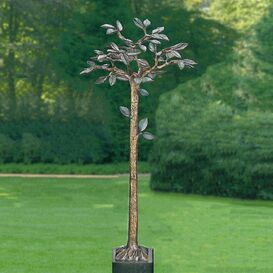 Schner Bronzebaum mit grnen Blttern fr den Garten -...