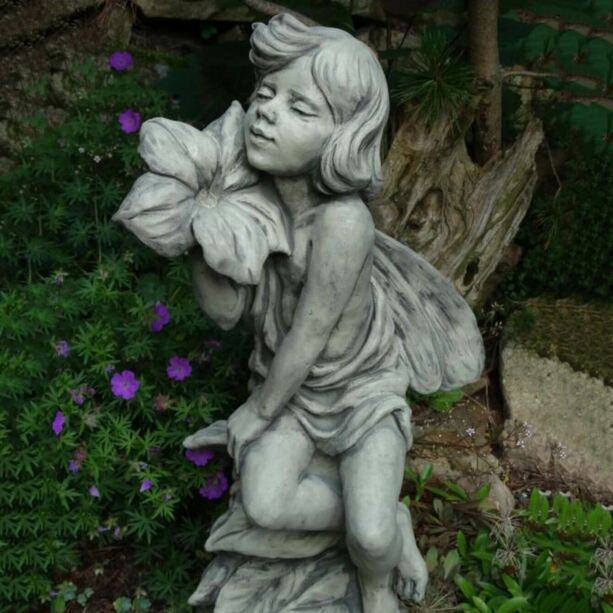 Gartenfigur Elfe mit Blume aus Steinguss - Jasmin