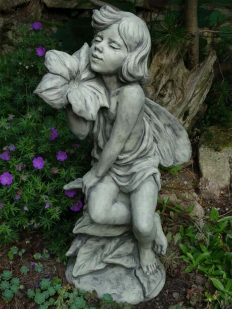 Gartenfigur Elfe mit Blume aus Steinguss - Jasmin
