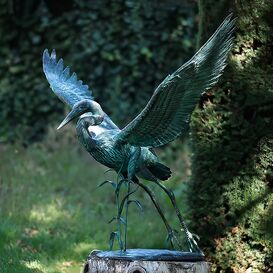 Lebensgroer Kranich aus Bronze startet Flug im Schilf -...