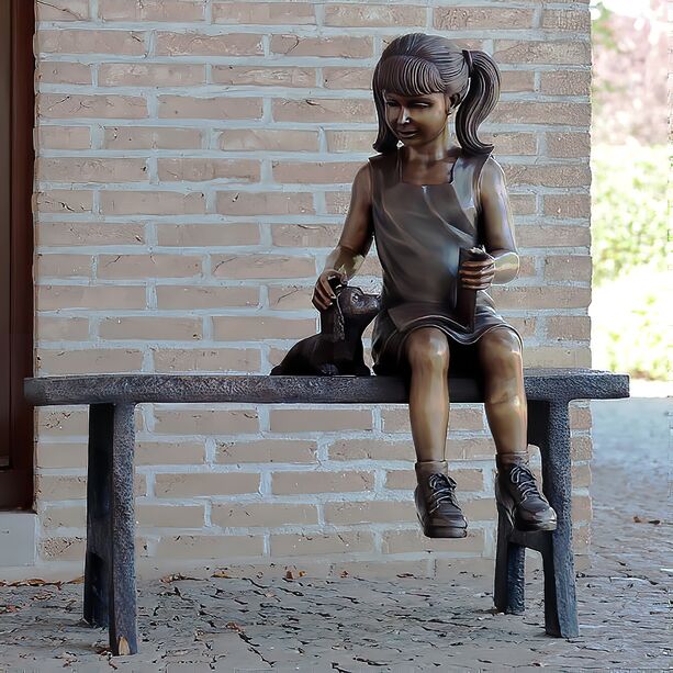 Kleines Mdchen sitzt mit Hund auf einer Bank - Outdoor Bronzefigur - Karola & Mao