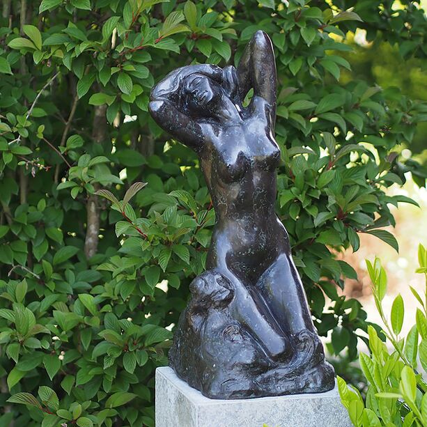Lebensgre-Aktskulptur aus Bronze - Frau in Steinoptik kniet - Nurela
