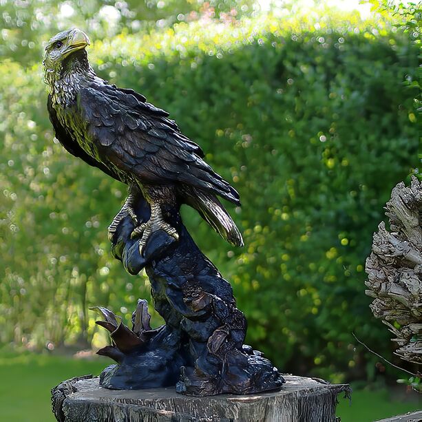 Groer Adler als Garten Bronzefigur sitzt auf Stein - Adler Una