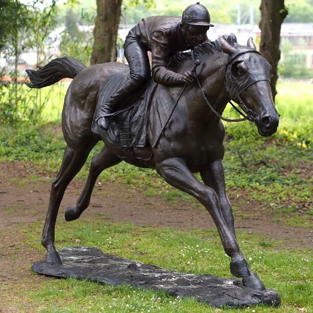 Lebensgroe Jockey auf Rennpferd Garten Skulptur aus Bronze - Jockey & Pferd