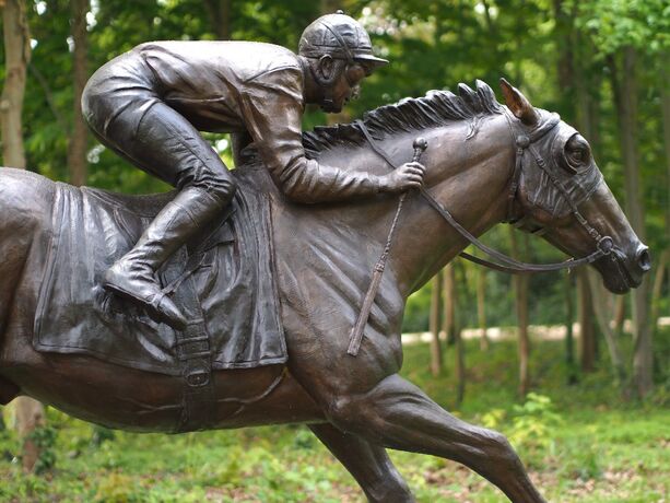 Lebensgroe Jockey auf Rennpferd Garten Skulptur aus Bronze - Jockey & Pferd