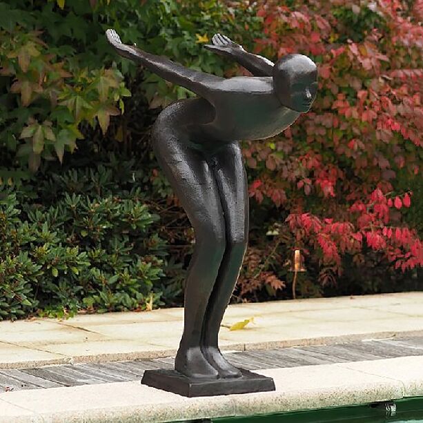 Moderne Bronzeskulptur in Wasser-Springerpose - Turmspringer Sano