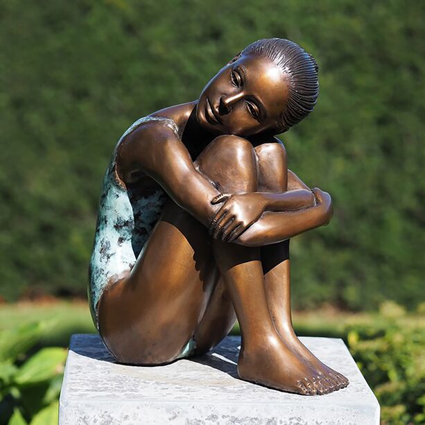 Frau im Badeanzug geniet Sonne - Bronze Frauenfigur - Sonnenbad