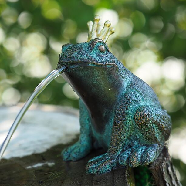 Sitzender Bronze Froschknig mit goldener Krone als Wasserspeier - Froschknig Reki