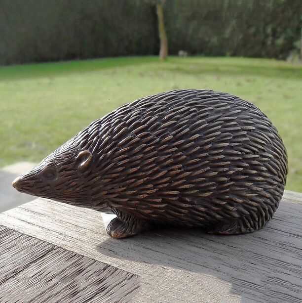 Brauner Igel mit Spitznase aus Bronze als Gartendeko - Igel Fuffi