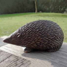 Brauner Igel mit Spitznase aus Bronze als Gartendeko -...