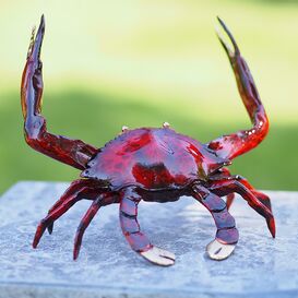 Besondere Bronzeskulptur - Rote Krabbe mit erhobenen...