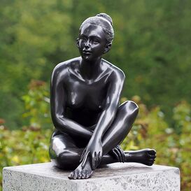 Bronzefrau sitzt - Garten Aktskulptur mit dunkler Patina...
