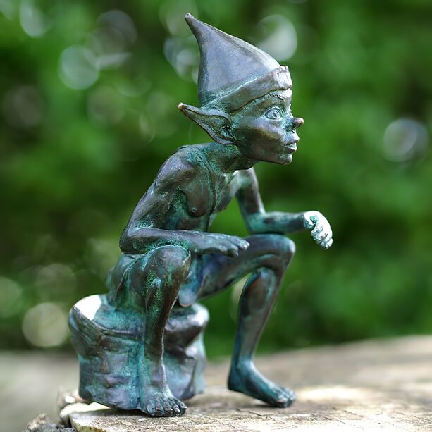 Kleiner Kobold sitzt und schaut - Bronze Gartendeko Figur - Pixie Fiffi