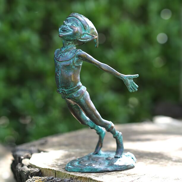 Kleine Kobold Gartenfigur aus Bronze ist heiter - Pixie Linna