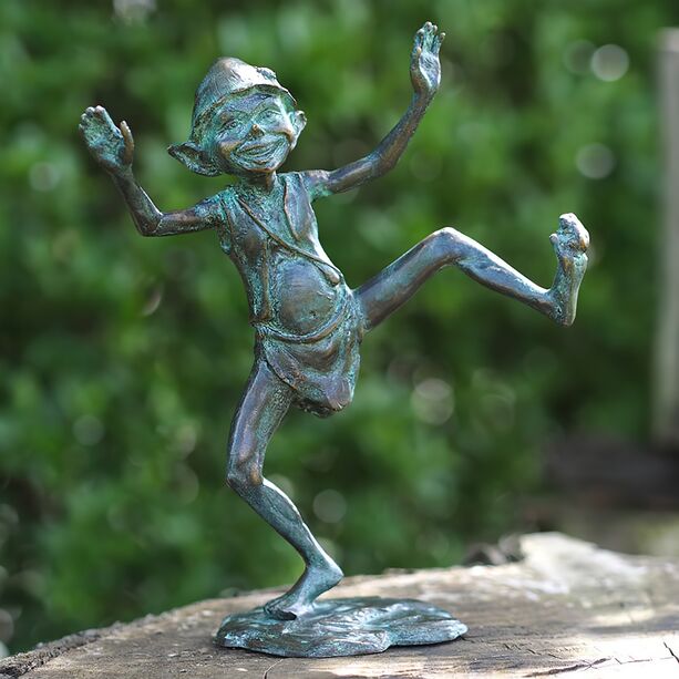 Tanzende Kobold Gartenfigur aus Bronze mit grner Patina - Pixie Jippi