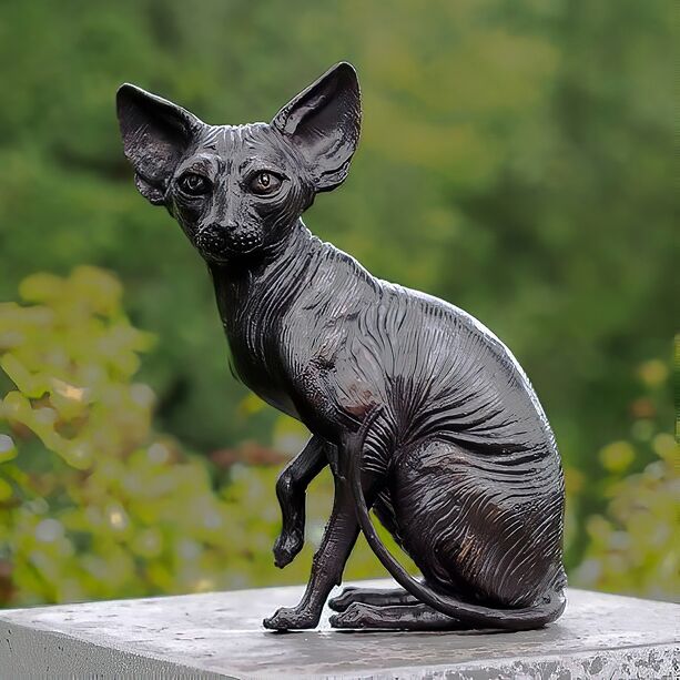 Lebensgroe Katzenskulptur einer Nacktkatze sitzend aus Bronze - Sphinxkatze Rero