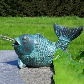 Klassischer Bronze Fisch als Wasserspeier mit trkiser...