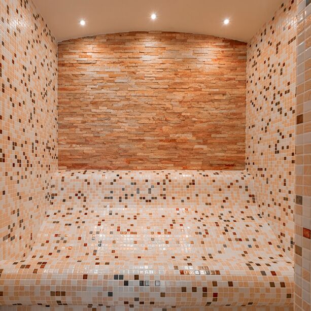 Edles Indoor Dampfbad mit Naturstein Wand und Mosaik Sitzbänken - Chavi