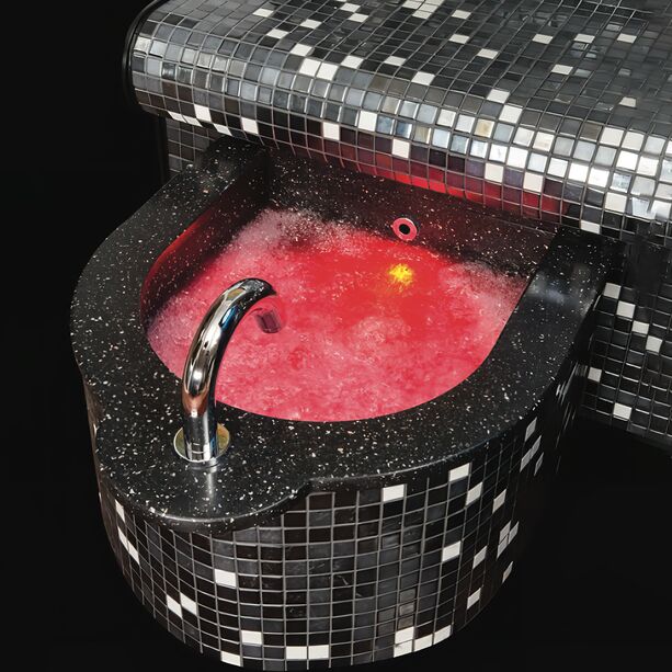 Beleuchtetes Fußbad zur Entspannung mit Mosaikfliesen und Sitzbank für privaten Gebrauch - Madu