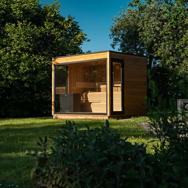 Luxuriöse Outdoor Sauna mit großen Glaswänden und moderner Ausstattung - Cheops