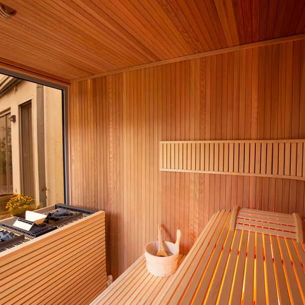 Luxuriöse Outdoor Sauna mit großen Glaswänden und moderner Ausstattung - Cheops