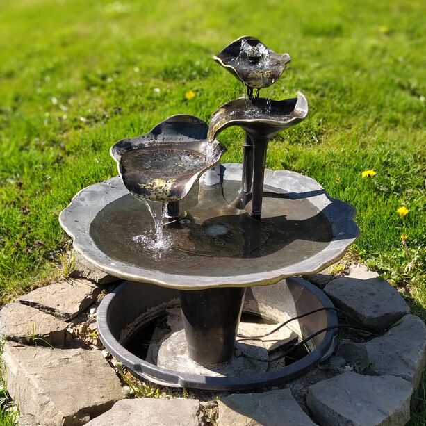 Brunnen aus Schmiedebronze mit Blättern - handwerkliches Unikat - Etorurau