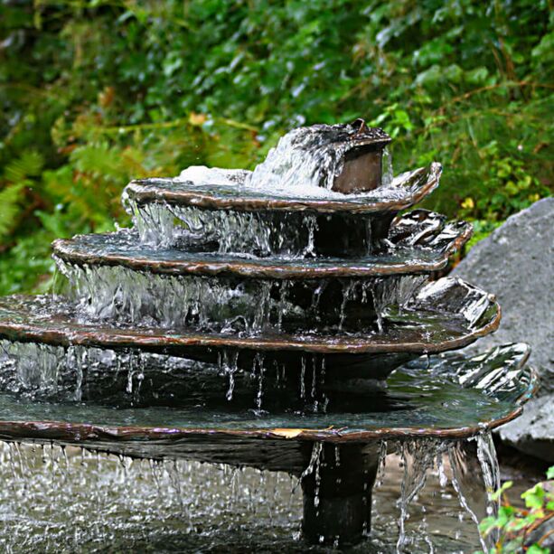 Moderner Kaskaden Brunneneinsatz aus Schmiedebronze - Fläktade
