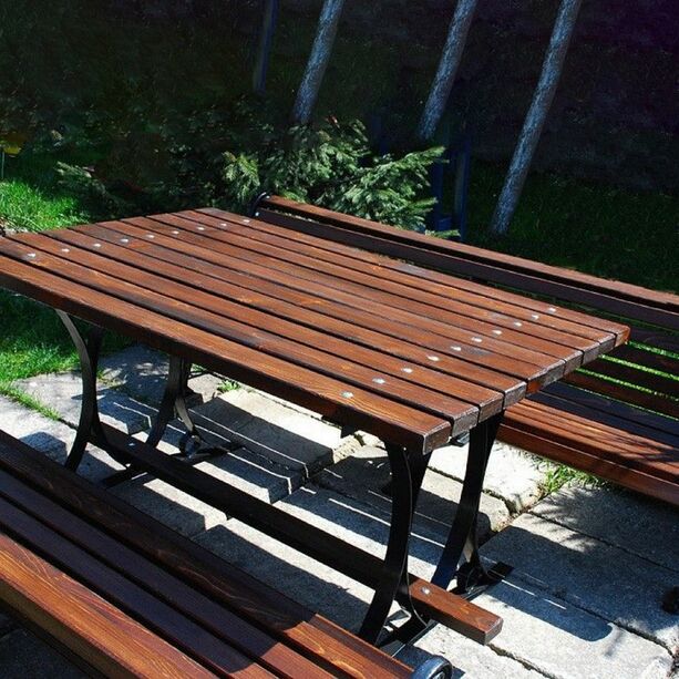 Schlichter Tisch fr den Garten aus Holz und Metall - Asgeir
