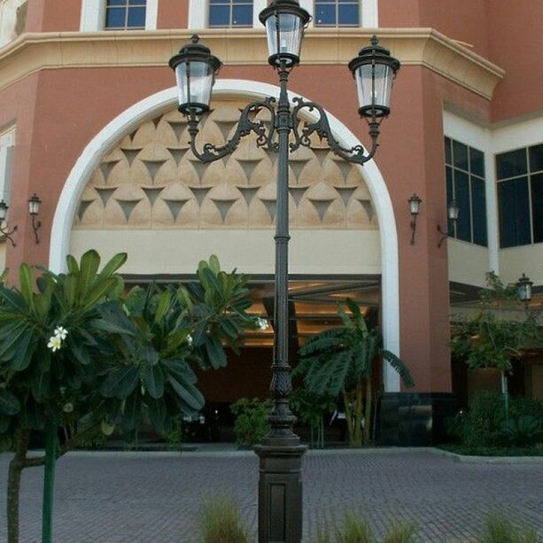 Historische Kandelaber Lampe aus Gusseisen mit Ornamenten - Wetin