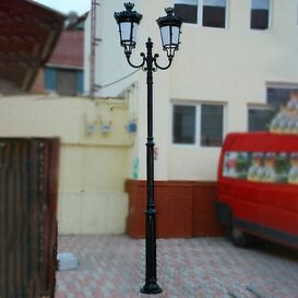 Historische Straenlampe aus Gusseisen mit zwei Laternen...