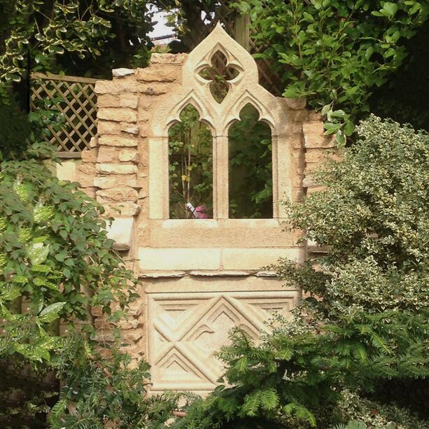 Antike Ruinenmauer mit Ziersteinen & Vierpass Fenster aus Stein - Walsall Ruin