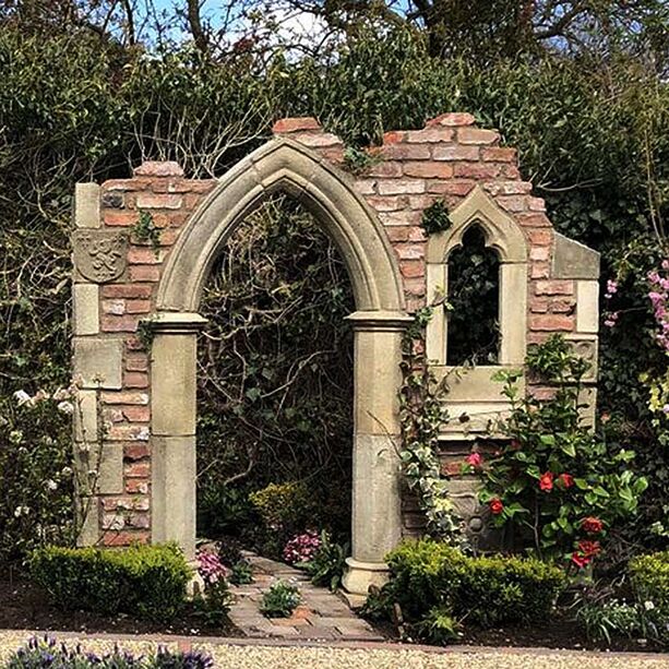 Stein Ruinen Mauer mit Ziersteinen und Bogenfenster - Harrogate Ruin