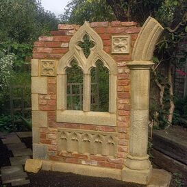 Kleine Mauerruine fr den Garten mit antiken Fenstern -...