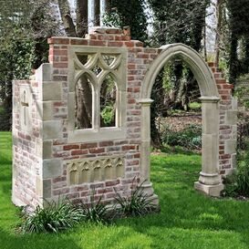 Antike Gartenruine mit Torbogen & Fenster aus Ziegeln -...