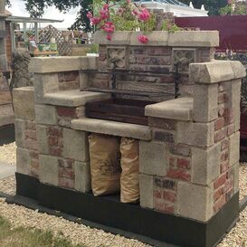 Massiver Steingrill fr den Garten mit floralen Elementen...