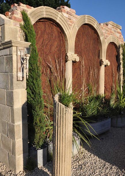 Gartenruine Mauer mit ionischen Sulen & antiken Fenstern - Great Neath Ruin