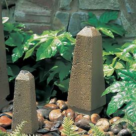 Klassischer Stein Obelisk als Wasserspeier - Obelida