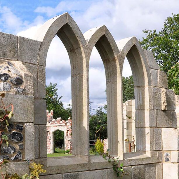 Hohes Fenster fr Gartenruinen aus Stein mit Spitzdesign - Warford King