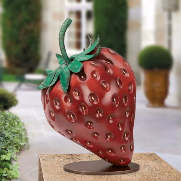 Groe Gartenskulptur aus Bronze - Rote Erdbeere - limitiert - Erdbeere