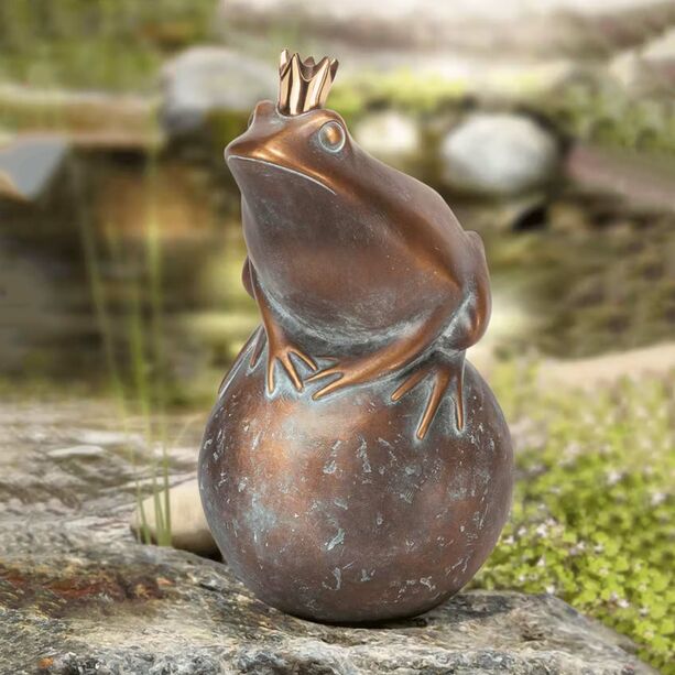 Froschknig mit goldener Krone sitzt auf Kugel - Bronzefigur - Froschknig