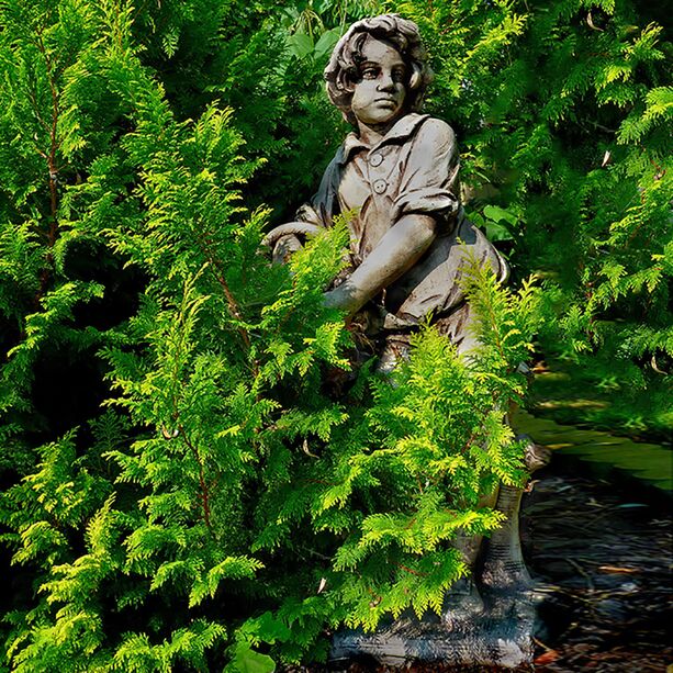 Wetterfeste Gartenfigur aus Steinguss - Junge mit Korb - Antonio