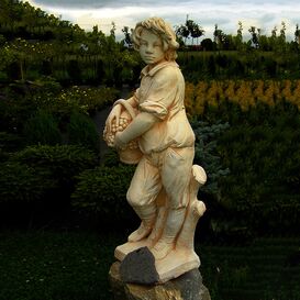 Wetterfeste Gartenfigur aus Steinguss - Junge mit Korb -...